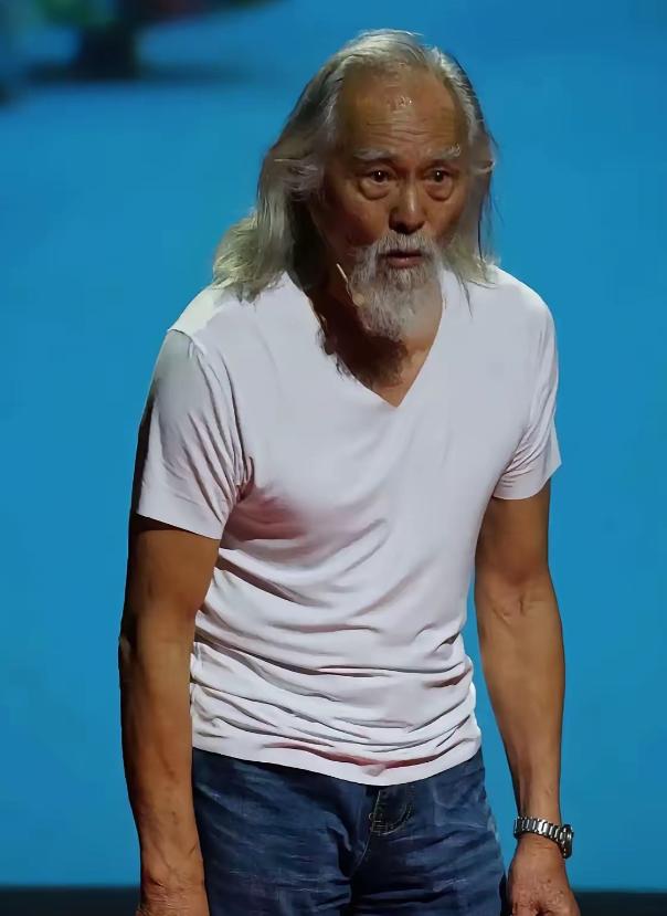 90岁的王德顺最近露面，全网都说他垮了。可当天去到现场，亲眼见过他走秀的观