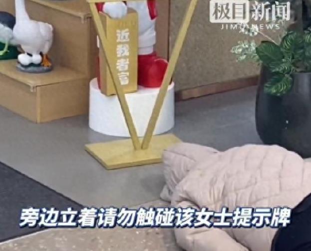 河南，真是碰到狠人了！一女子躺人家店门口，头部用帽子盖住，整整赖了4天趴地不起。