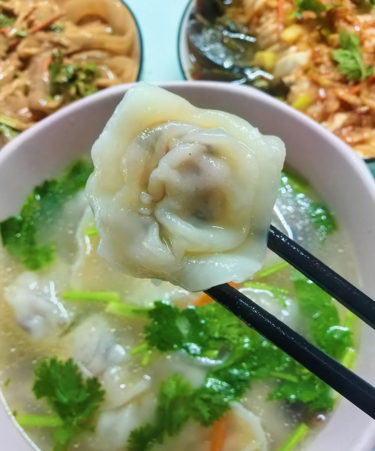 我今天又包馄饨了，这馄饨能比饺子好看一点？[捂脸哭]前几天买了一斤香菇，一直没倒