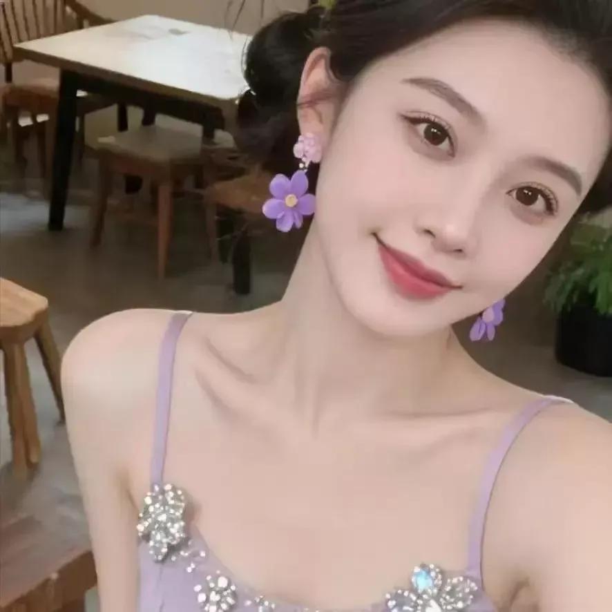 温柔紫调，花饰点缀，咖啡馆里的甜美自拍咖啡馆照紫色自拍咖啡厅自拍咖啡店自拍