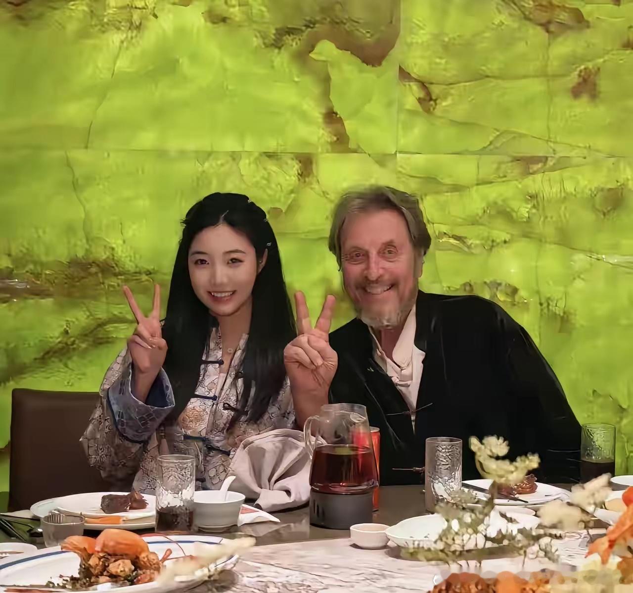 关于马斯克家族最具争议的传奇故事，莫过于老马斯克在赞比亚的那半个翡翠矿。​尽管埃隆·马斯克多年来一直
