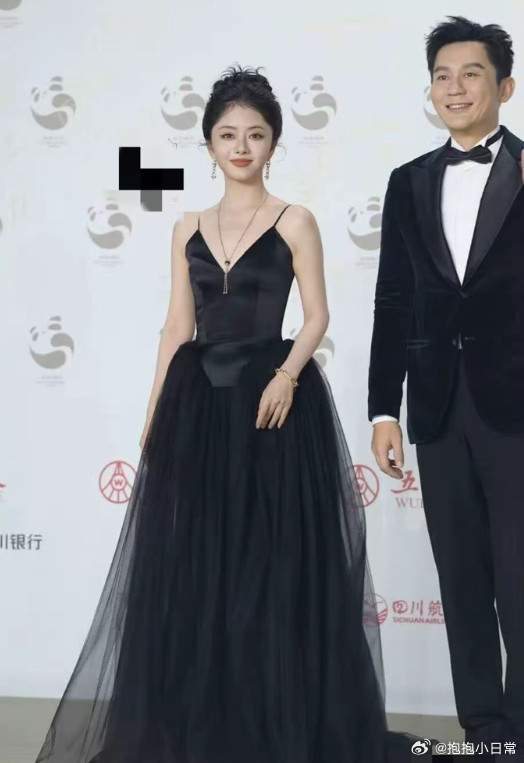 谭松韵这身打扮，果然是成熟了不少，她穿黑色吊带裙美丽又高贵！长发盘起，笑容很