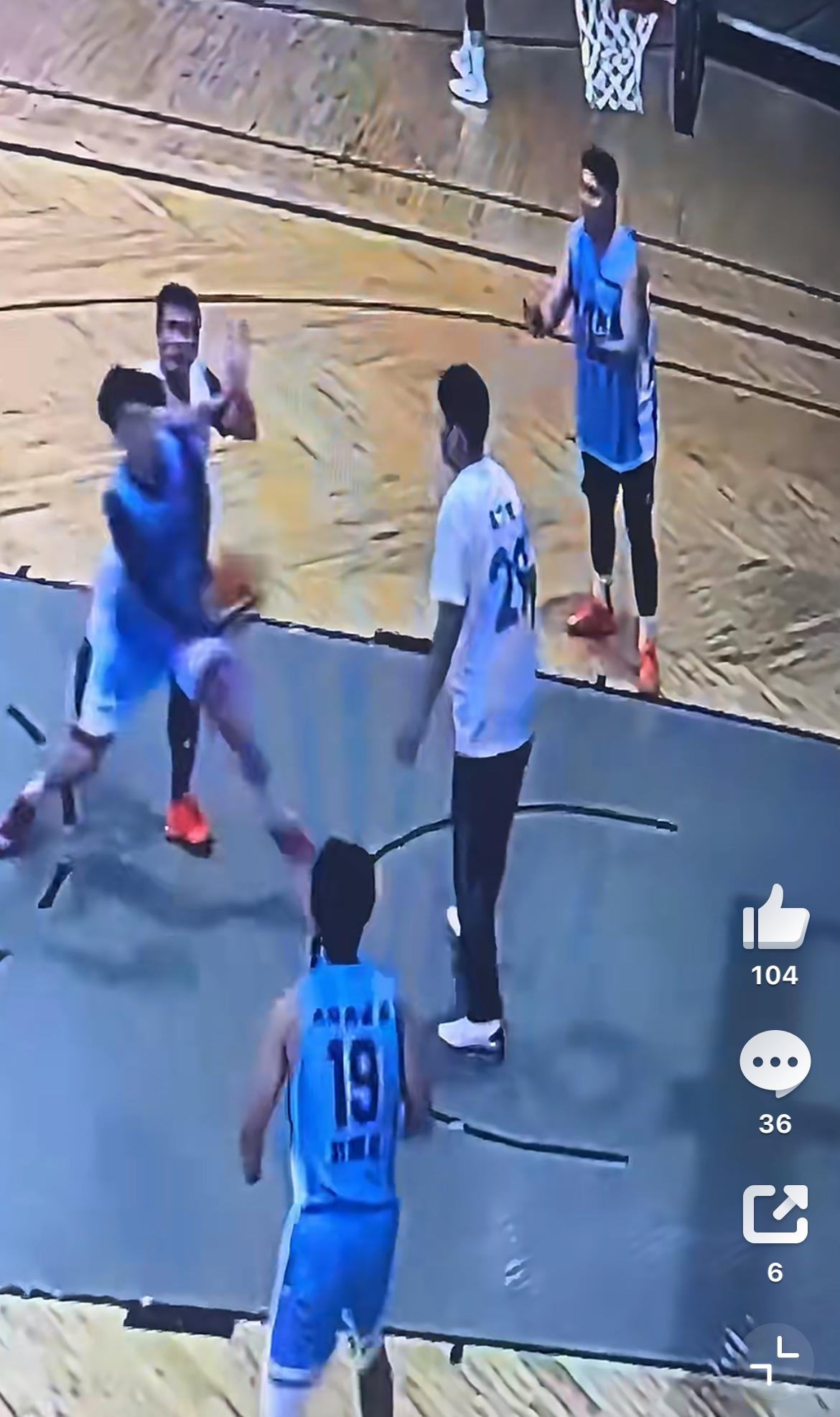 一个做篮球裁判的年轻女孩曝光球场的丑陋一幕，一胖男子被判走步不满，脚踢篮球，被罚