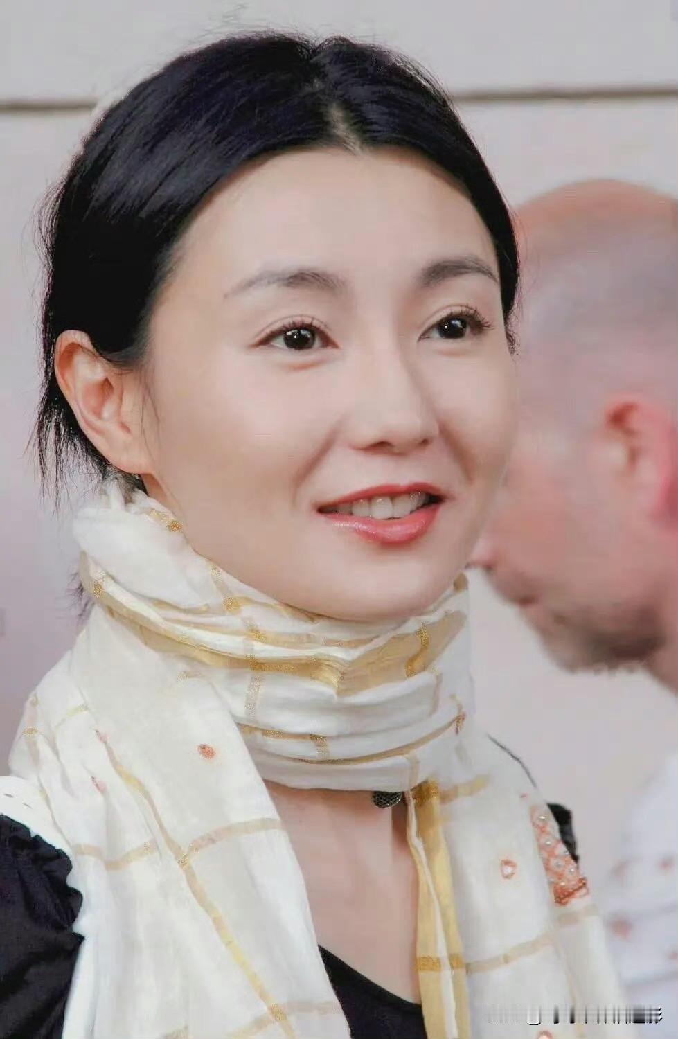 张曼玉：岁月偏爱的“松弛感美人”📸镜头里的她还是当年《花样年华》里那个眼