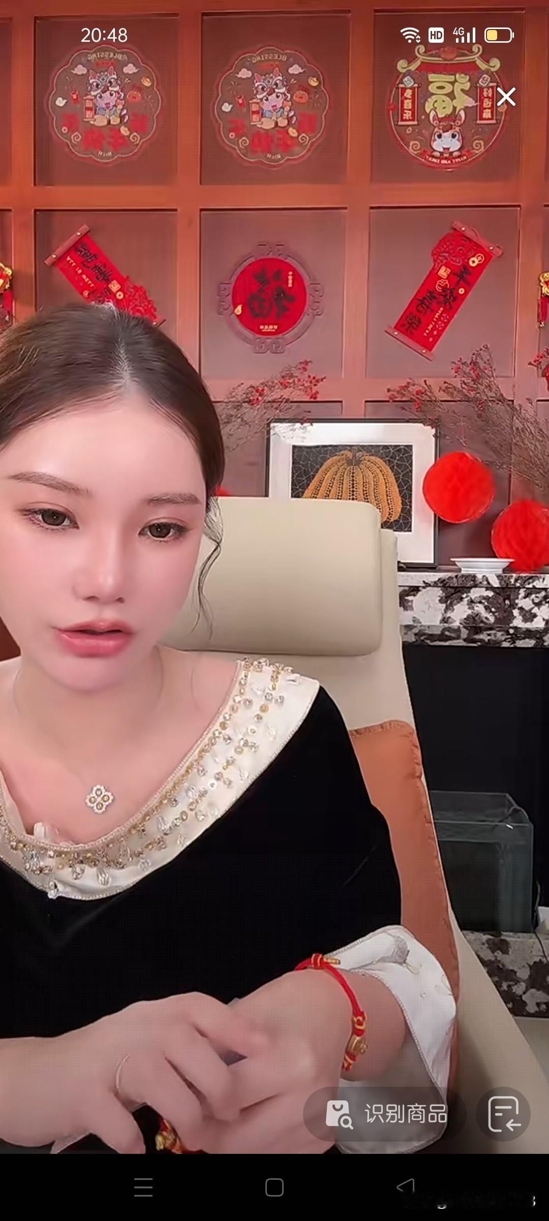 马筱梅直播间是啥都敢说，开心调侃丈夫汪小菲。马筱梅孕晚期和乐乐直播，直播间欢乐多