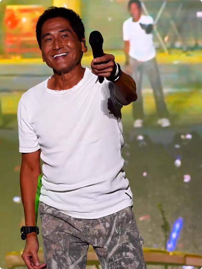 65岁齐秦开演唱会，变化也太大了。65岁的齐秦最近从美国回来开演唱会，一亮