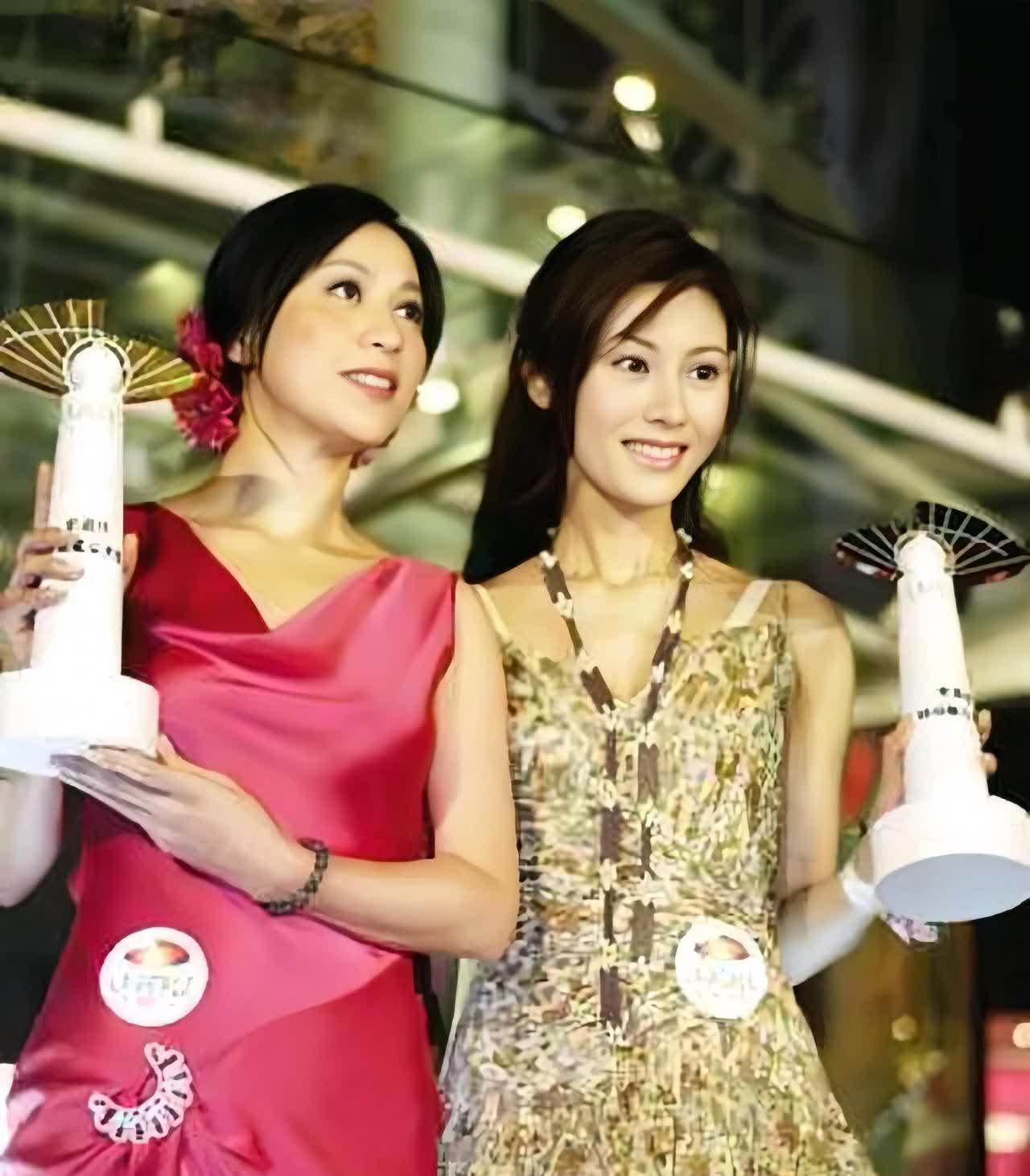 单看这张合影，1965年的刘嘉玲，气场完全不输1970年的大美人李嘉欣。也难怪当