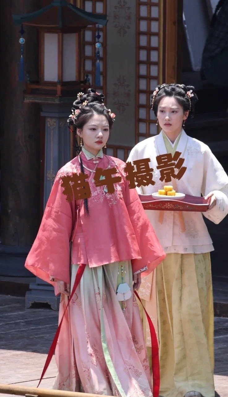 任敏《良陈美锦》新造型路透，衣服配色灵感来自于荷花吧​​​