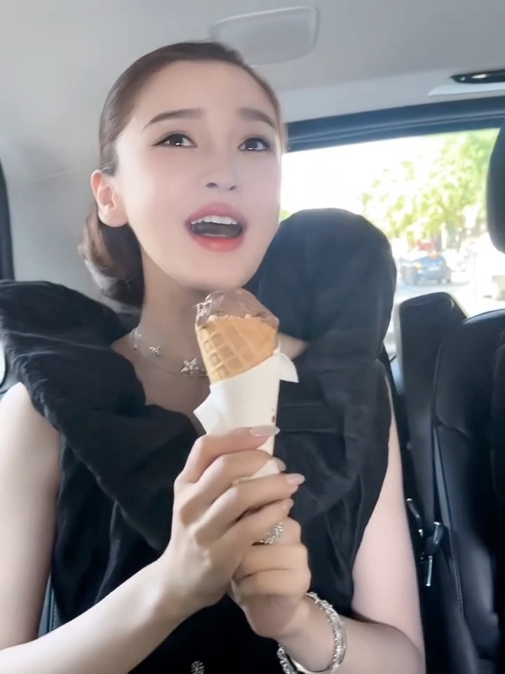 看口型就知道Angelababy有多开心冰激凌是baby的童年开关吧！吃着甜筒