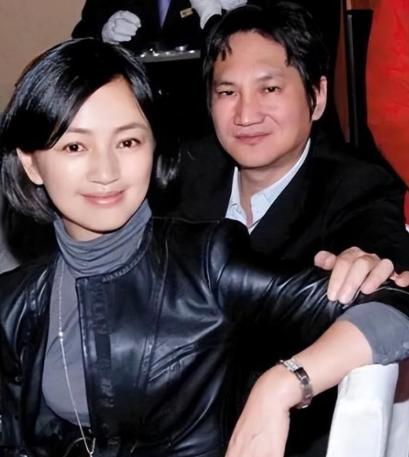 2010年，罗海琼和华谊副总裁费麒结婚。婚礼上费麒突然抢过司仪的话筒，大家以为他