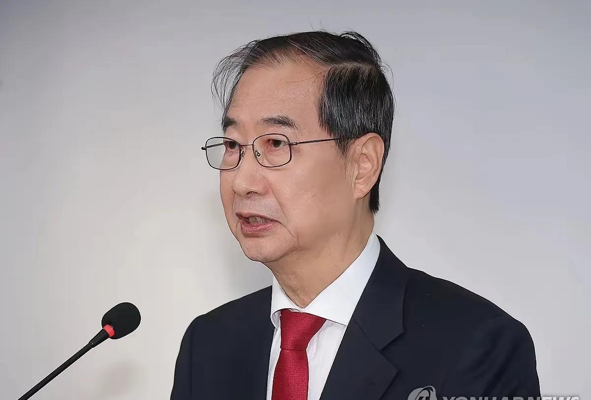 刚刚从韩国传来最新的消息，韩国原总理韩德珠的家里突然间遭到搜查。很明显的，这时候