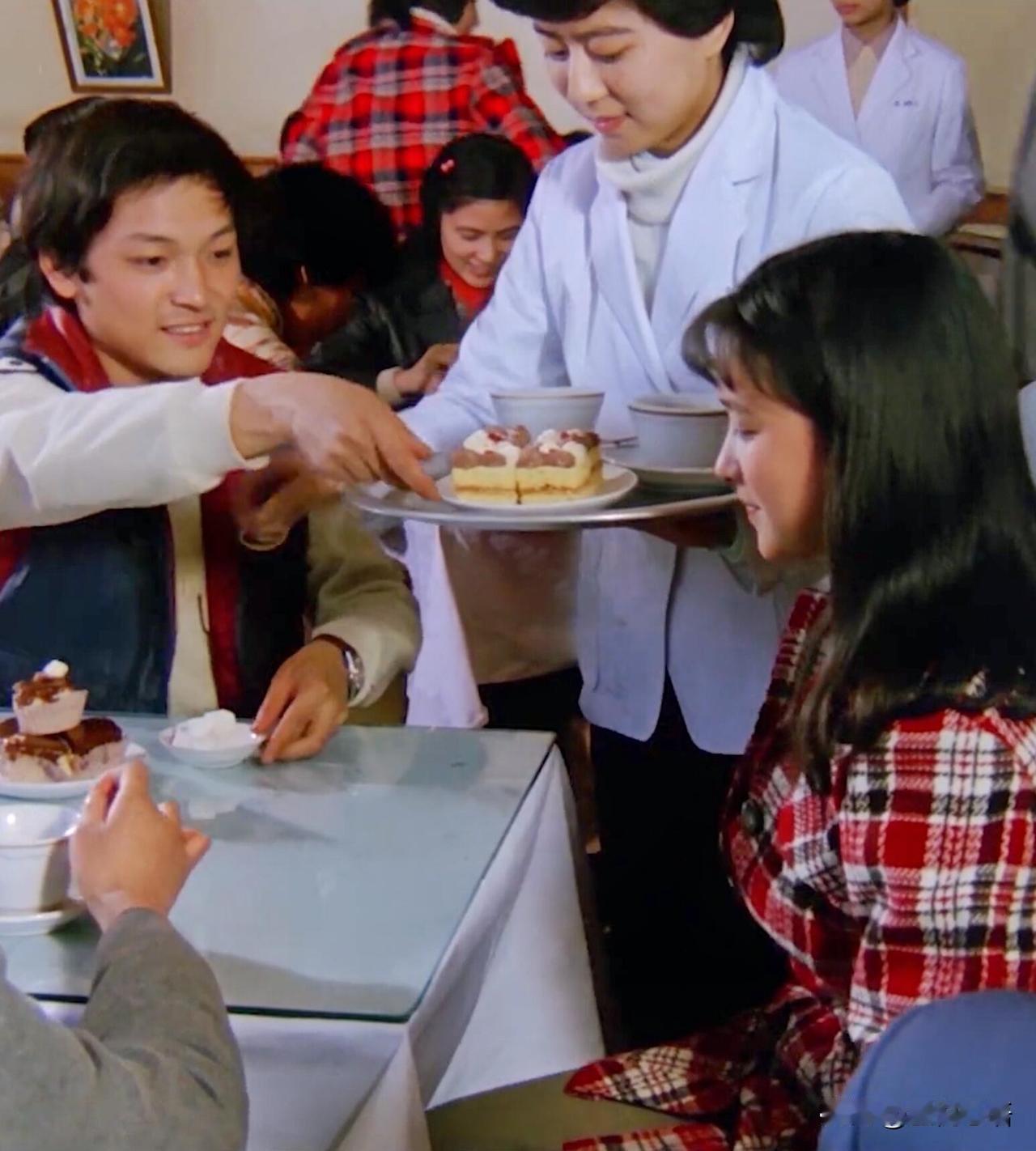 21岁何晴的上海咖啡馆旧照，藏着一代人的青春回忆！那一年何晴坐在上海咖啡馆里