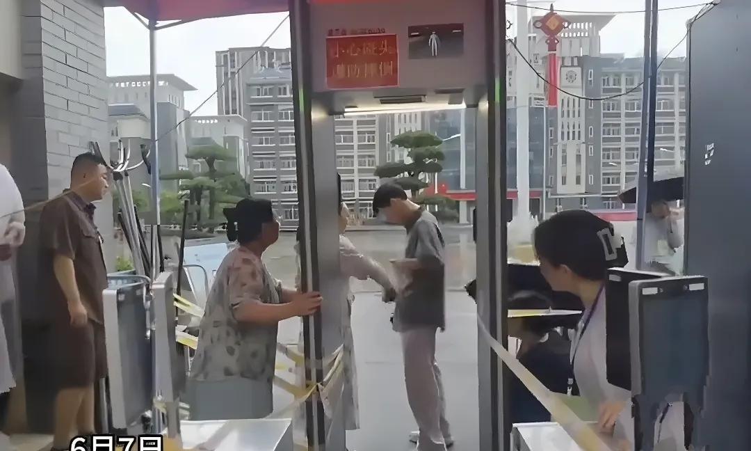 小动作，显大爱，都是为了高考。6月7日，南阳邓州一个高考安检现场，一位大叔的举