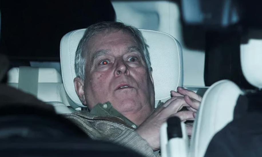 安德鲁，周四晚间从警方羁押中获释。离开警局时，他被记者拍到，坐在汽车后座后一副受