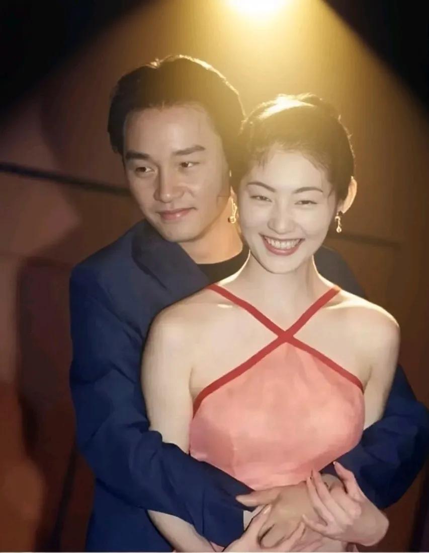 1994年，在日本的某个场景中，38岁正值演艺事业巅峰的张国荣，轻轻环抱着