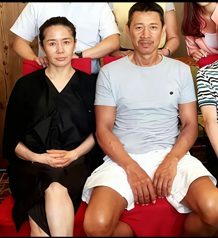 张丰毅与妻子霍凡，张丰毅是中国影坛公认的实力派老戏骨，国家一级演员，从影四十余年
