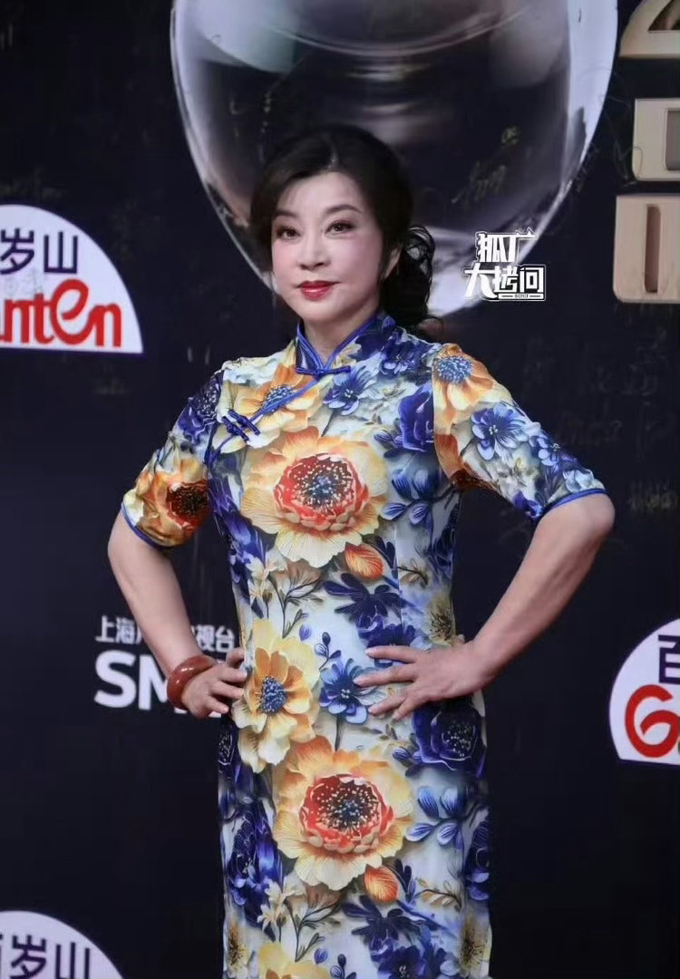 刘晓庆线下活动状态刘晓庆活动穿了短裙谁能想到这是75岁的状态啊！刘晓庆一身亮色