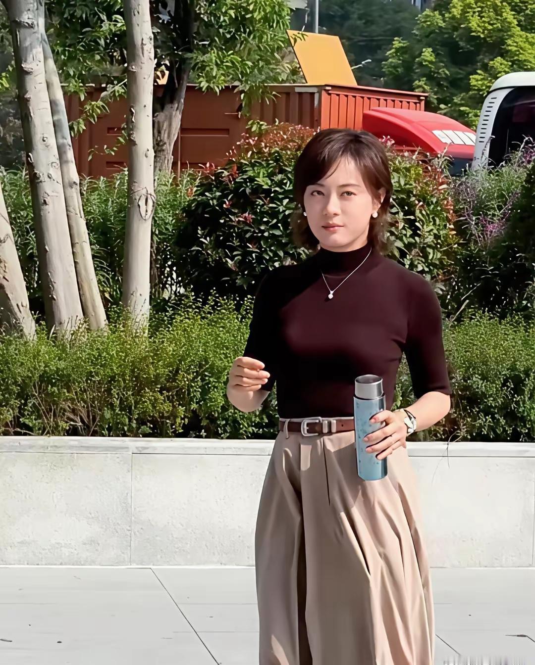 逛街偶遇一位美女明星她真是太美了，看着不像生过孩子的妈妈她拿着保温杯，站在那