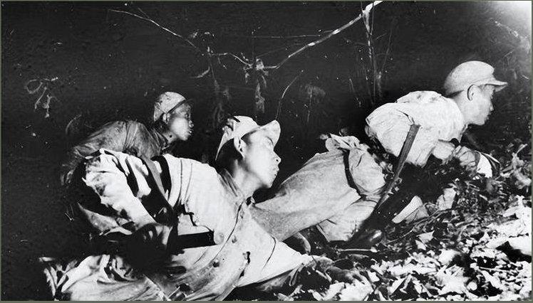 1953年朝鲜一座小山，13名志愿军弹尽粮绝，班长捡起一箱美军照明弹说：大白天用
