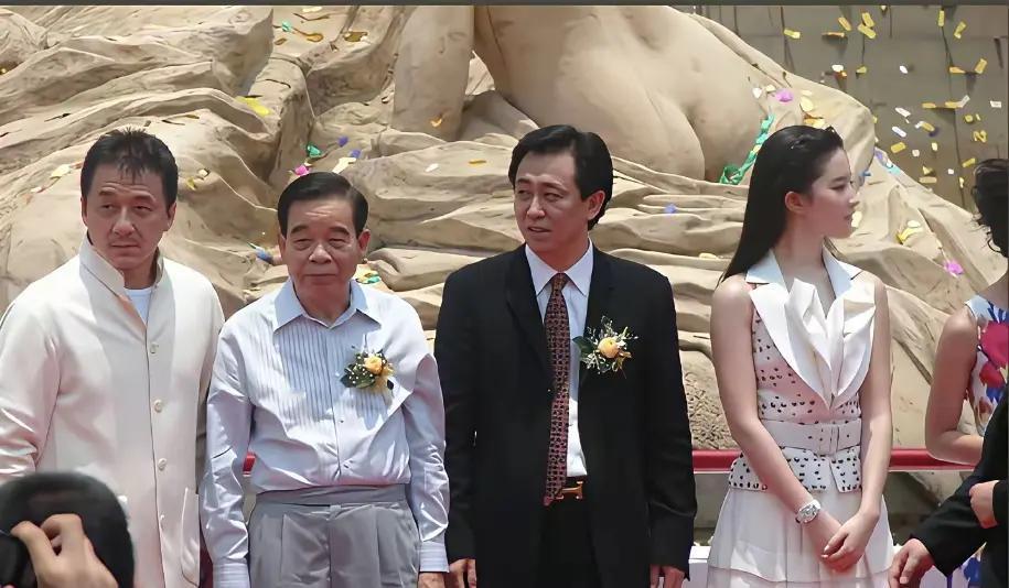 这张照片拍摄于2009年佛山恒大酒店开业仪式，四人从左到右依次是成龙、香港富豪郑