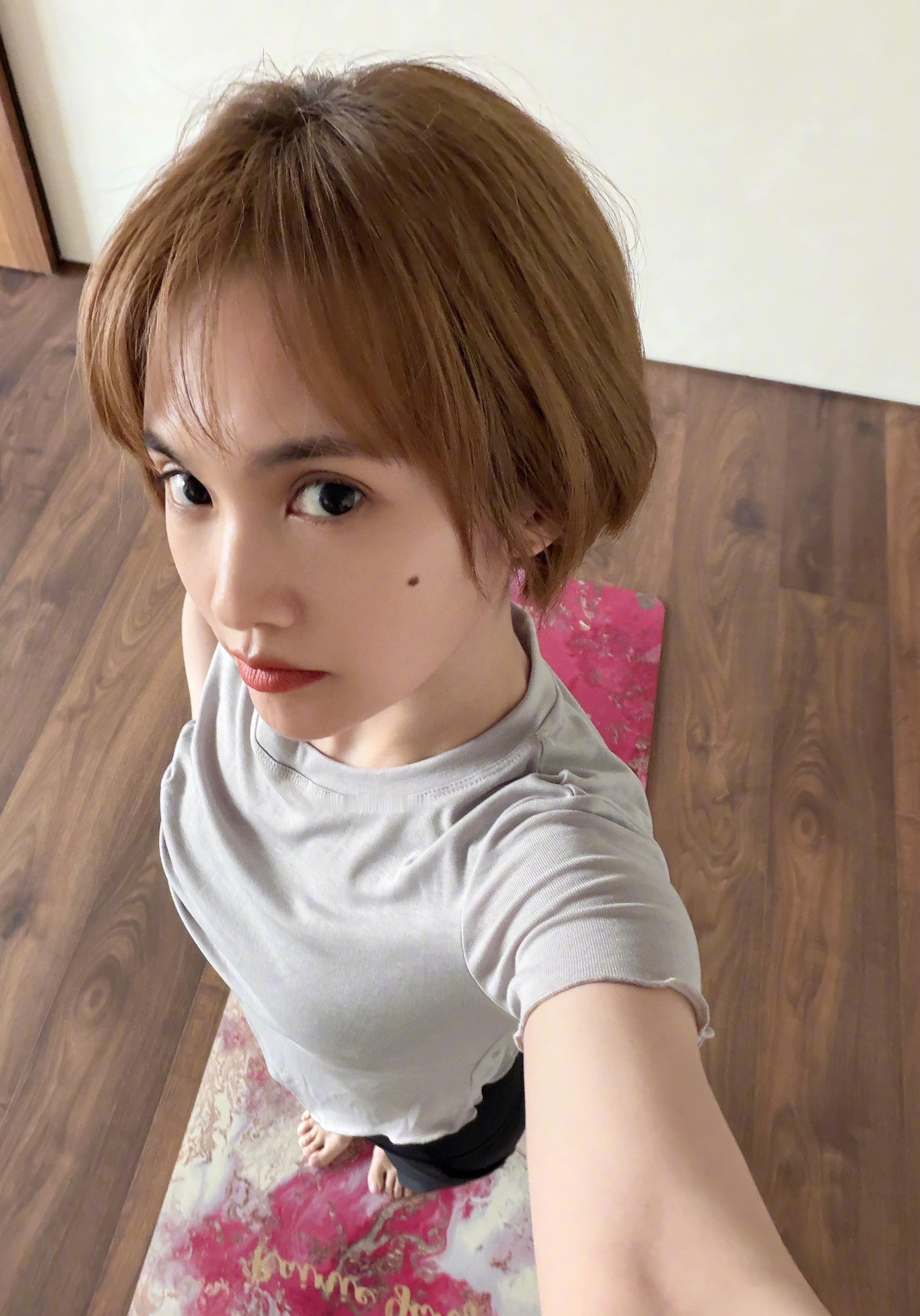 杨丞琳否认眼睛变小杨丞琳杨丞琳这露脐装小蛮腰大长腿黑色尖头细高跟