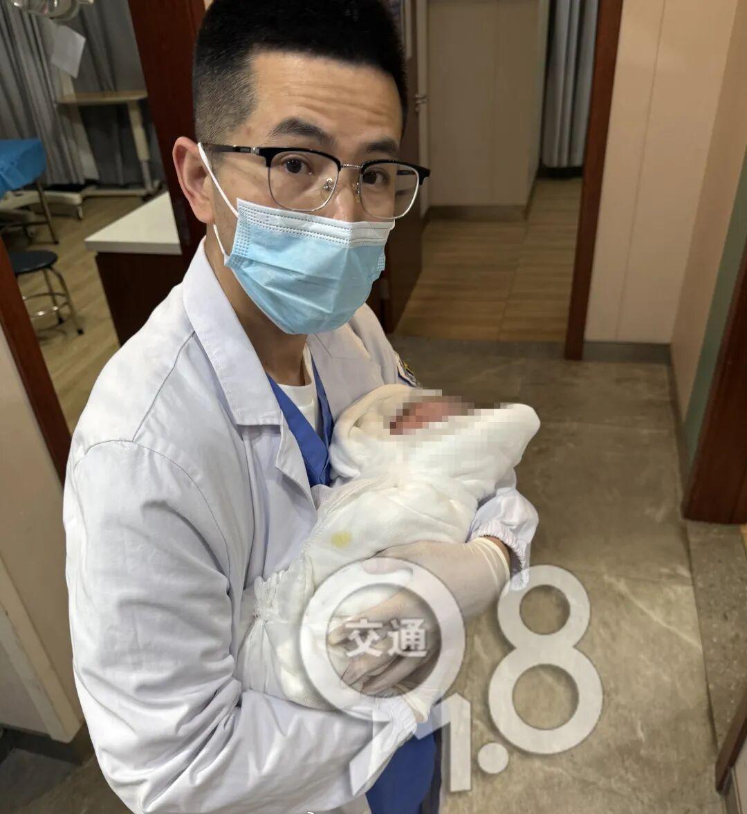 【杭州医护接司机呼救救下早产儿】网约车停在医院急诊门口，听到乘客刘女士虚弱地说，