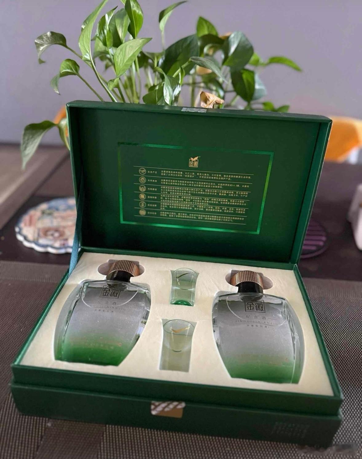 晒出你心中的年味晒出你心中的年味今年除夕，我从柜子里取出那瓶珍藏的金徽酒时