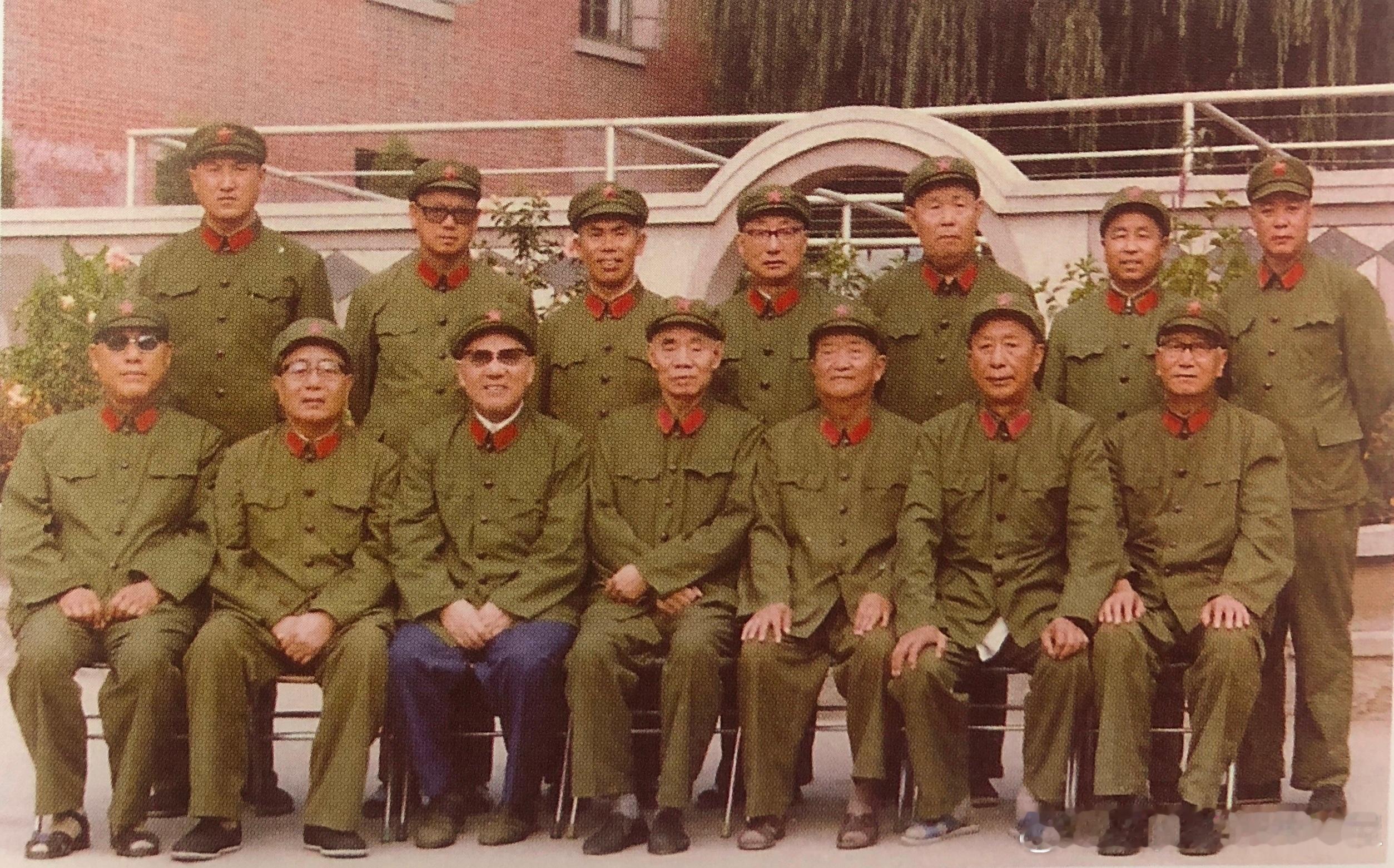 1984年7月31日参加解放军115师组建45周年庆祝活动的历任师长、政委合影。
