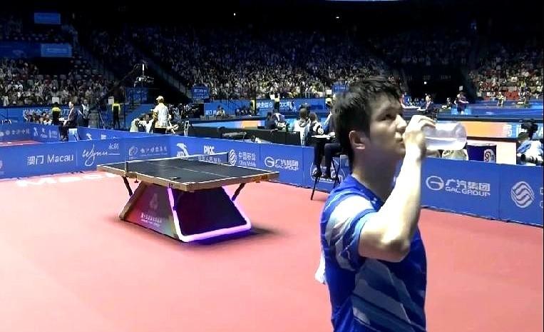 在乒乓球比赛的直播里，一个“怼脸”的镜头引发了热议。4号台的摄像机居然贴到樊