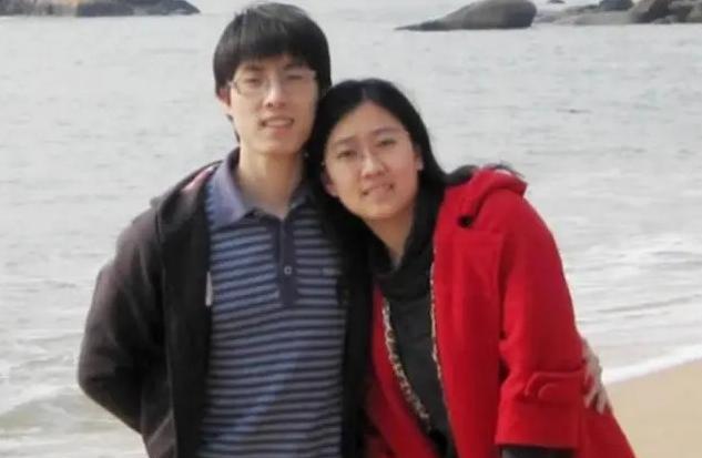 2019年，上海33岁女博士不幸患上癌症，丈夫始终对她不离不弃，但在妻子去世一年