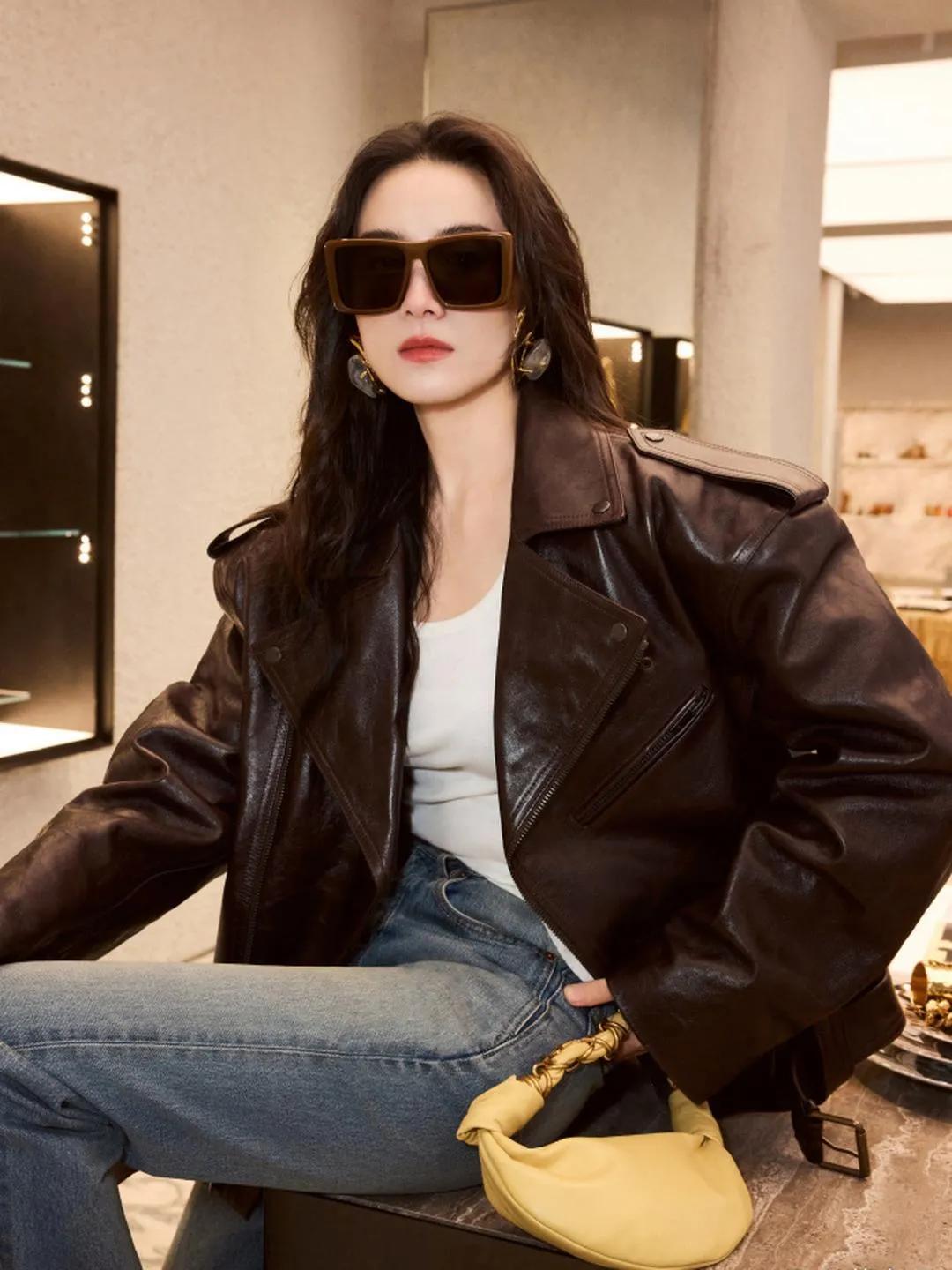 宋佳真的越老越有味道！深棕皮衣+牛仔，45岁照样时髦到犯规💖这气质，绝了！