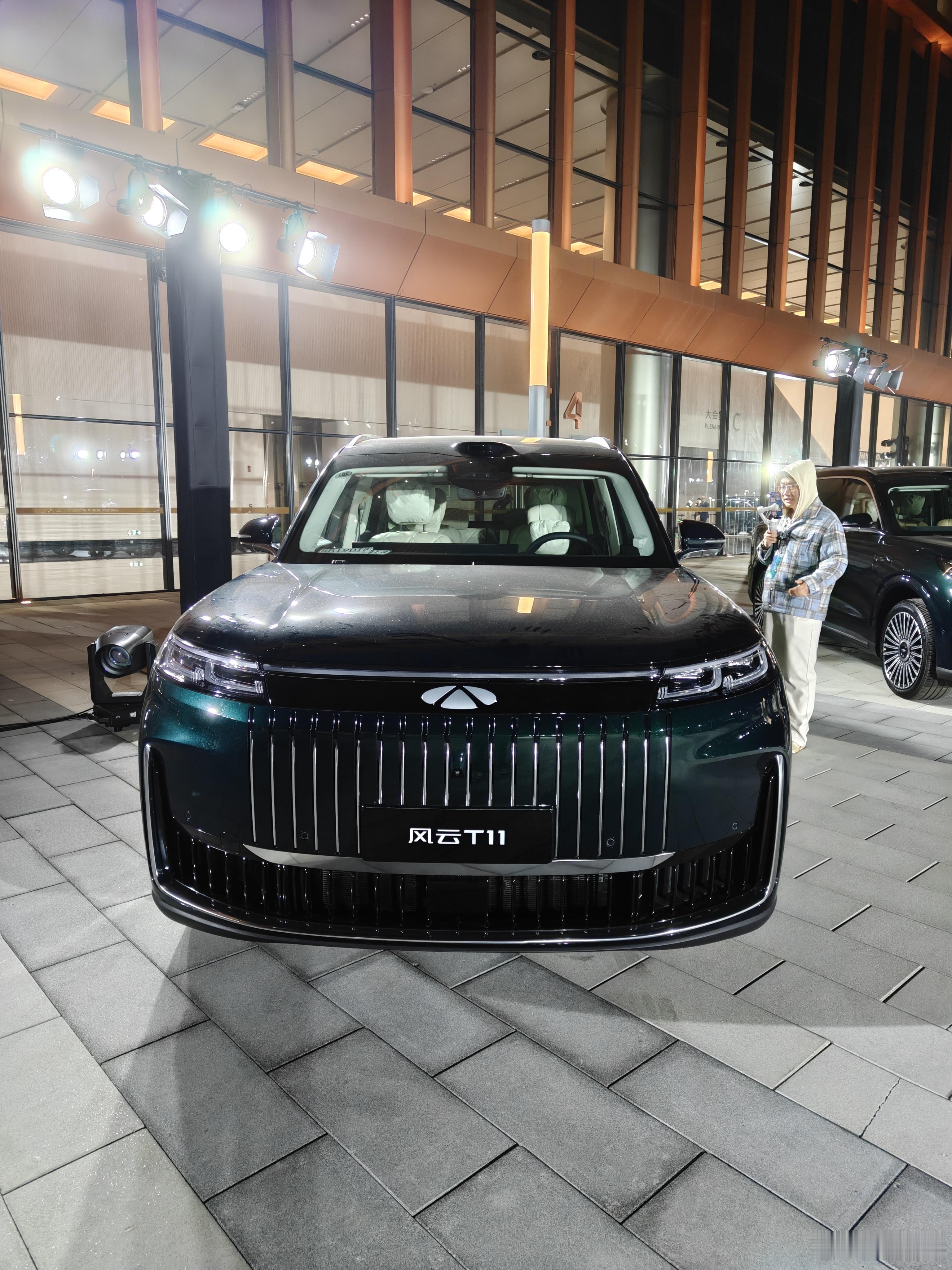 旗舰大六座SUV又将迎来一位劲敌，那就是奇瑞风云T11，现场看了展车，外观大