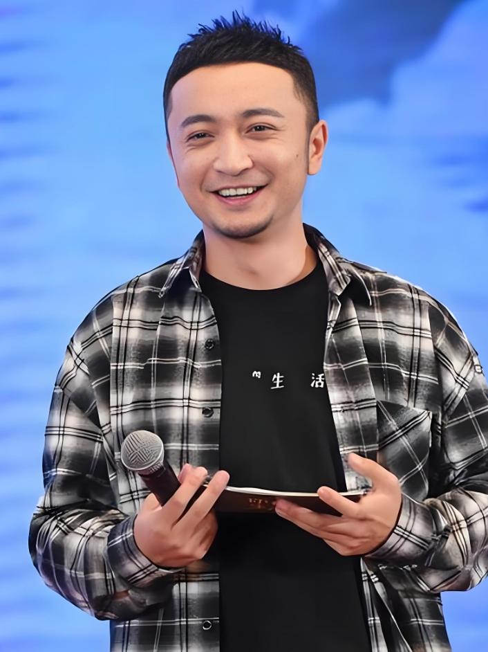 央视主持人尼格买提说：“有天下班，撒贝宁突然跟我说，小尼i，今天我请客，去我家里