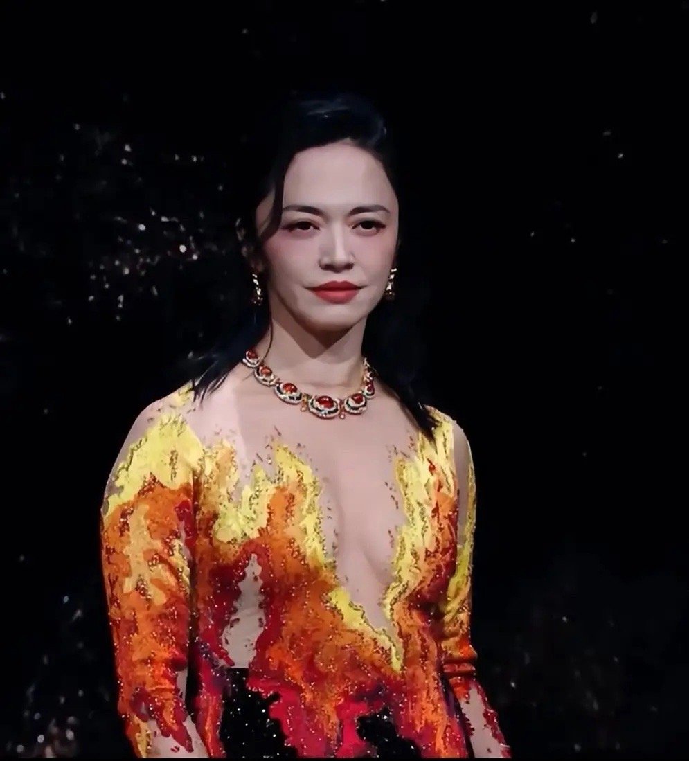 姚晨在2026微博之夜穿了一件火焰礼服，第一眼感官还以为她偷穿了哪吒服呢….