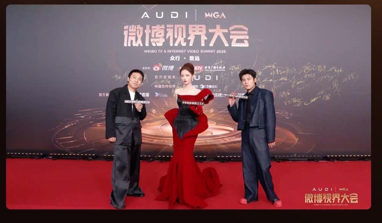 杨超越女王和她的“仆人们”杨超越和她的仆人们​​​