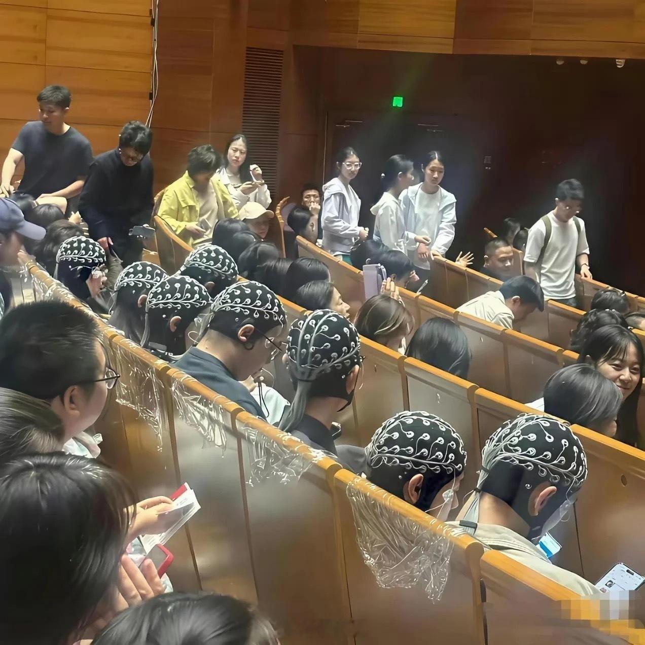 北大学堂这一幕给我看呆了，这是戴的啥玩意啊，还有点恐怖