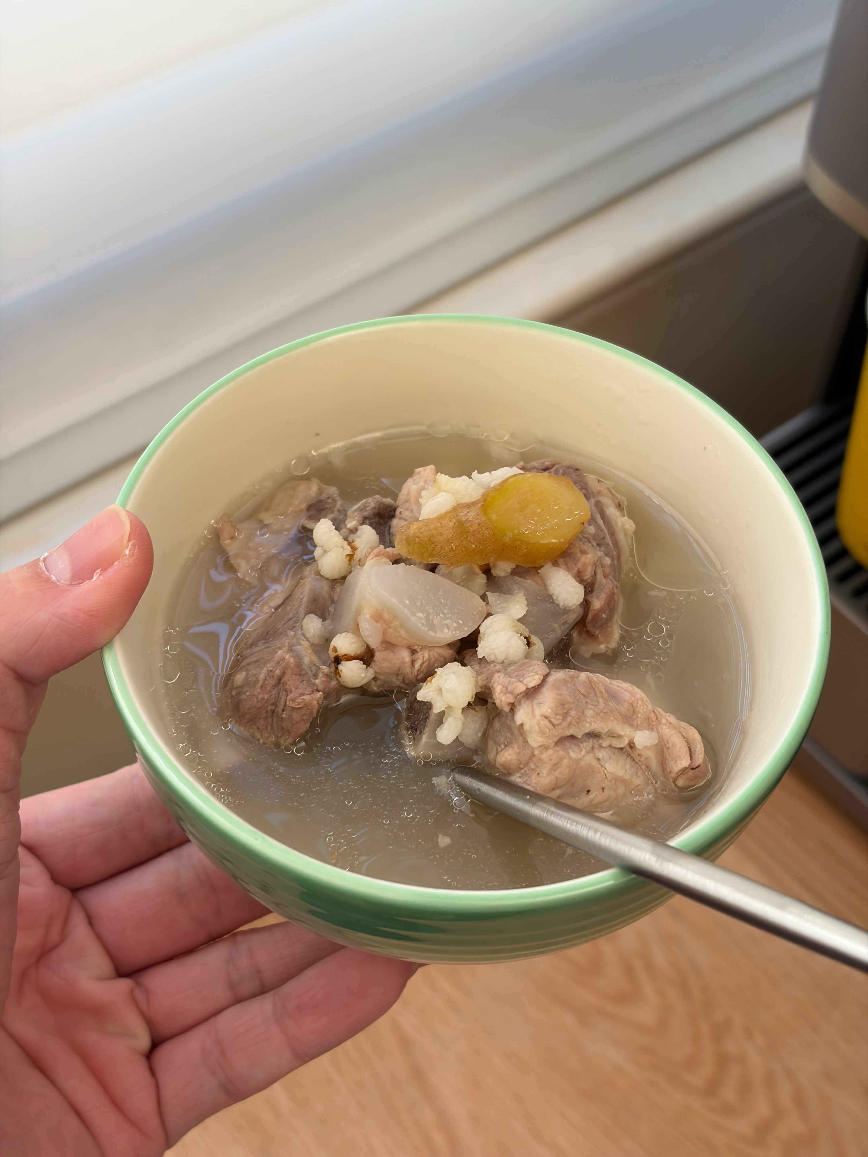 吃饭了，中午是薏仁排骨汤各位中午吃啥