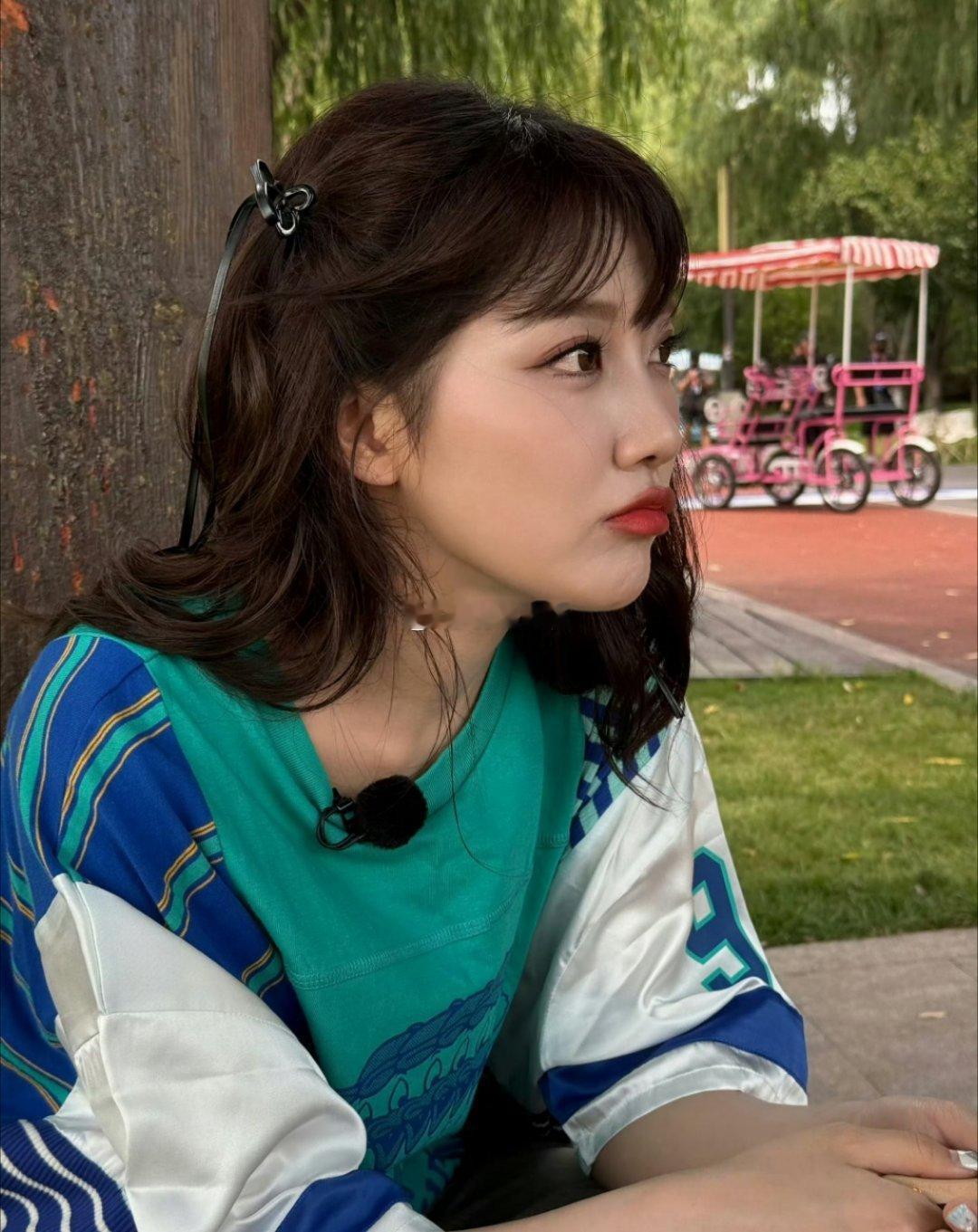 李艺彤在姐姐们眼里还在长个儿《假期中的她们》这段看得心都软了——邓萃雯一句“还