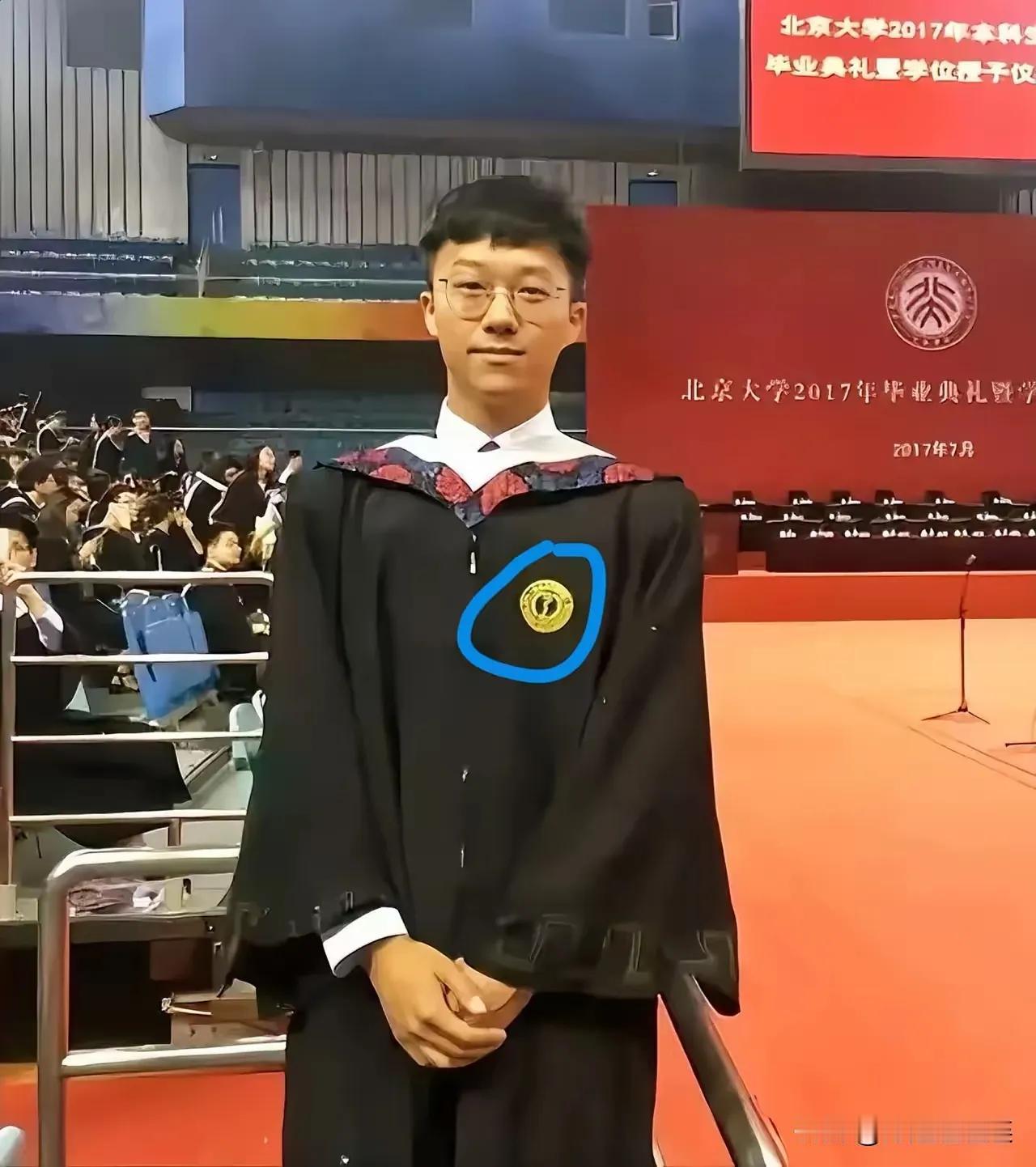 张乐超当年以600多分的优异成绩叩开北京大学校门时，曾是全村人的骄傲。这位医学高