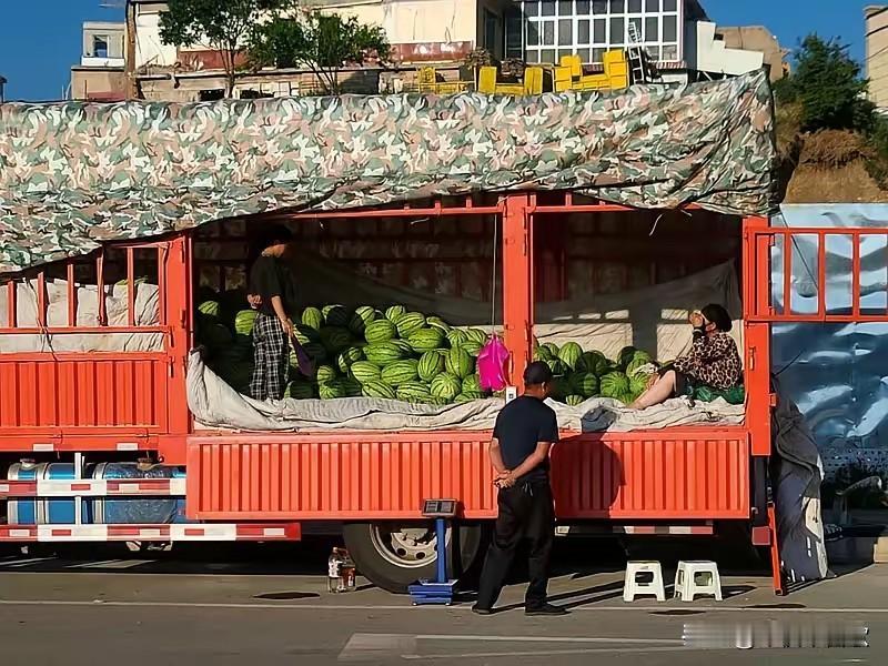 宁夏瓜农曾联合定价，低于1元坚决不卖，甚至不惜毁约最近去菜市场挑西瓜的人估计都