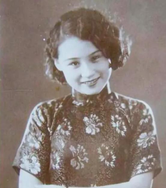 1937年，著名影星陈燕燕去闺蜜童月娟的家中做客，聊的口渴就顺手把桌上茶杯里的水