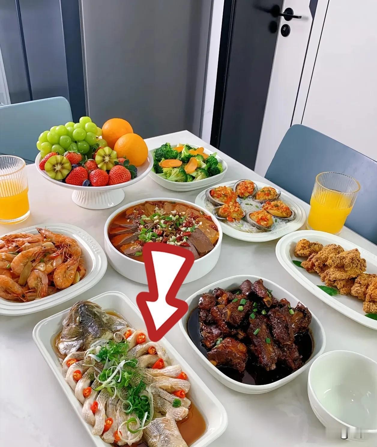 六一儿童节请了位上门做饭的阿姨，俩小时收100块，这是她头回来家里。做了孩子爱吃