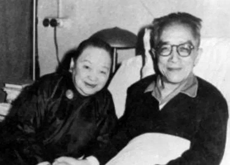 1924年，胡适匆忙回到北京，刚进门，就对笑着迎出来的妻子江冬秀说：“我爱上别的