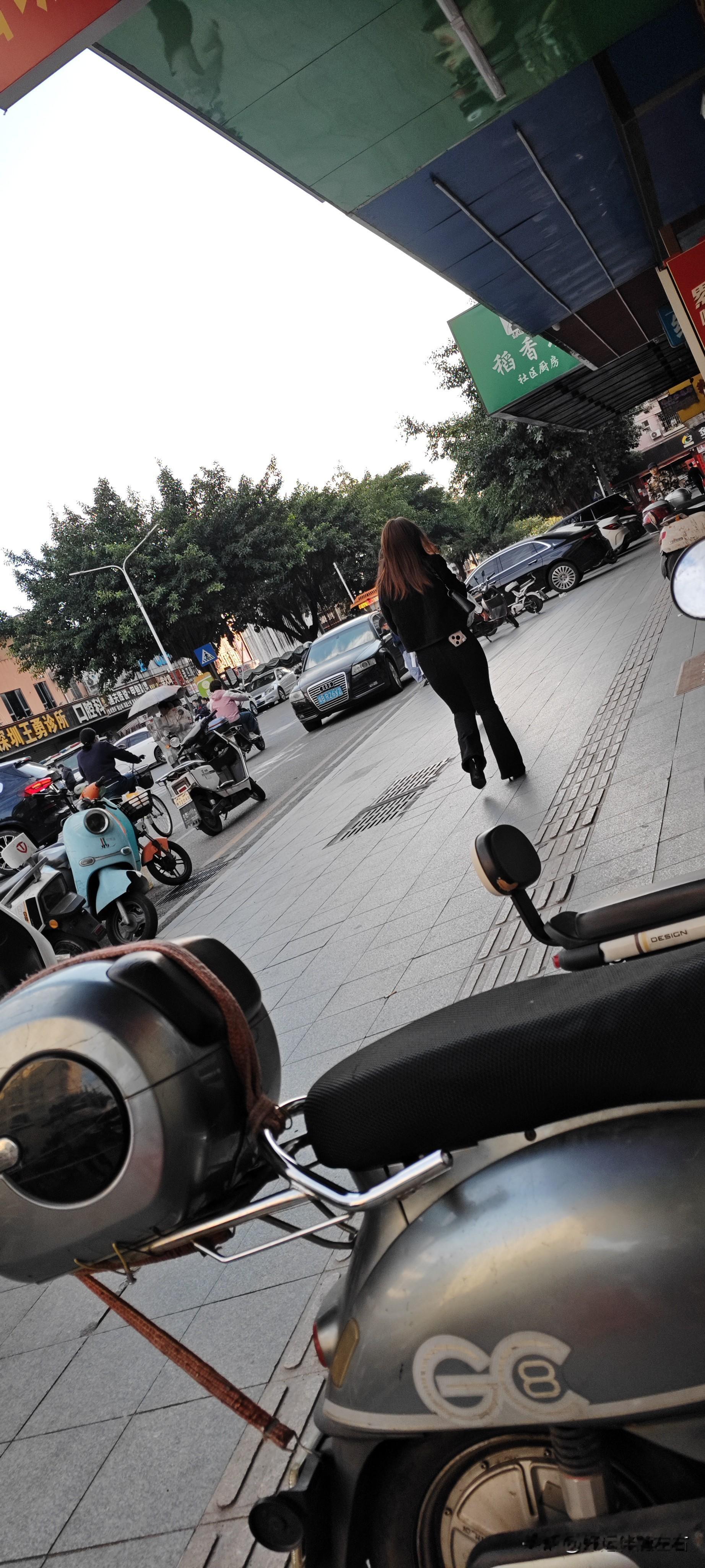 小姐姐穿着不性感，但其翘臀及青春活力，无不显示其美，美到骨子里的素颜美。