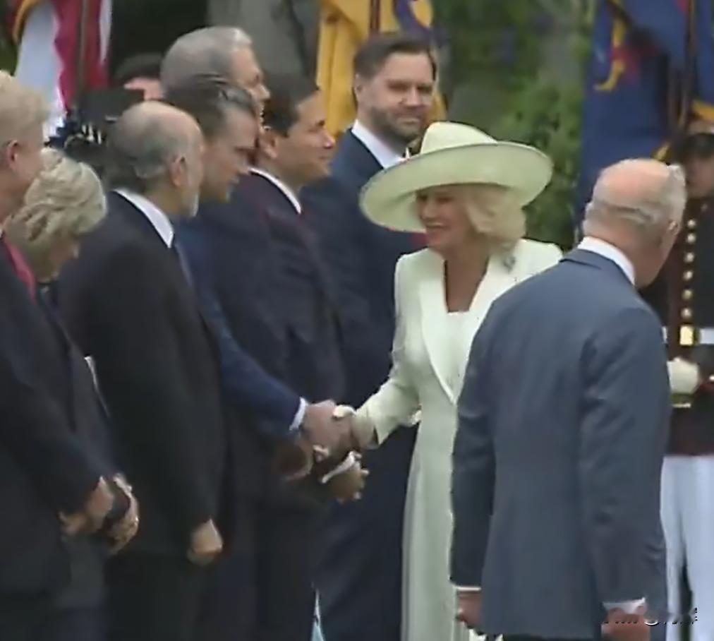 给你面子才叫一声国王！特朗普直接插队英国王后英国现任国王查尔斯访问美国，这次为