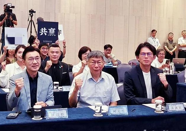 黄国昌、柯文哲现身台中与江启臣同框，并明确表态支持。黄国昌更是当场确认一件事，强