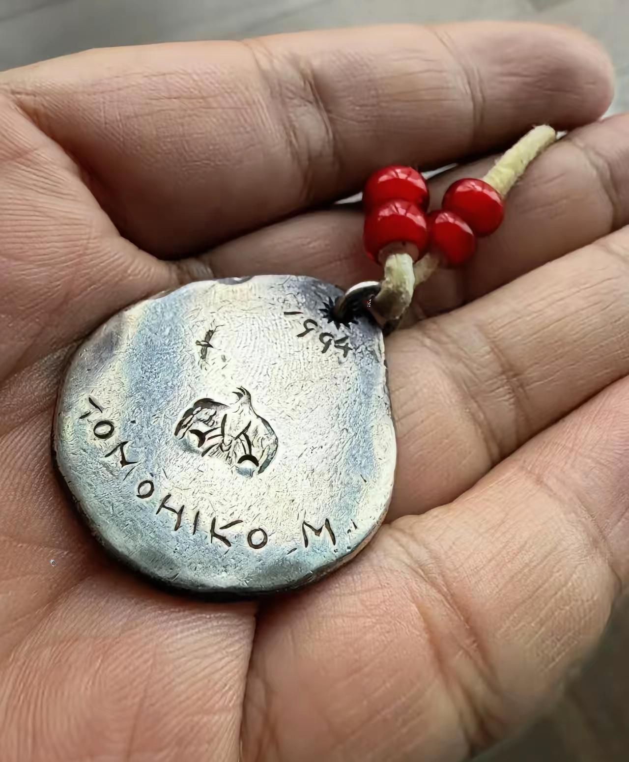 昨晚有个大爷来理发，掏钱的时候有个牌子掉在地上，我以为是飞行员的胸章。大爷说不是