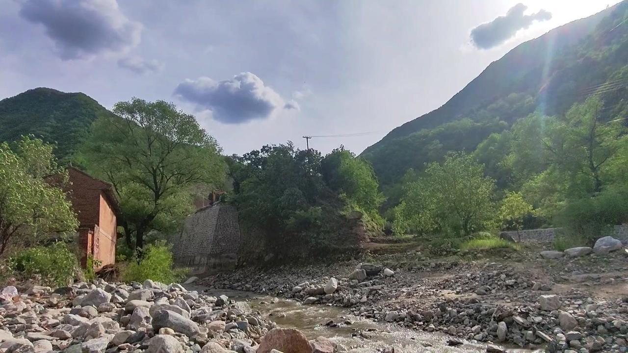 清晨踏入秦岭山谷，空气里满是草木清香。沿着蜿蜒的小路向上，溪水潺潺流淌，一路都是