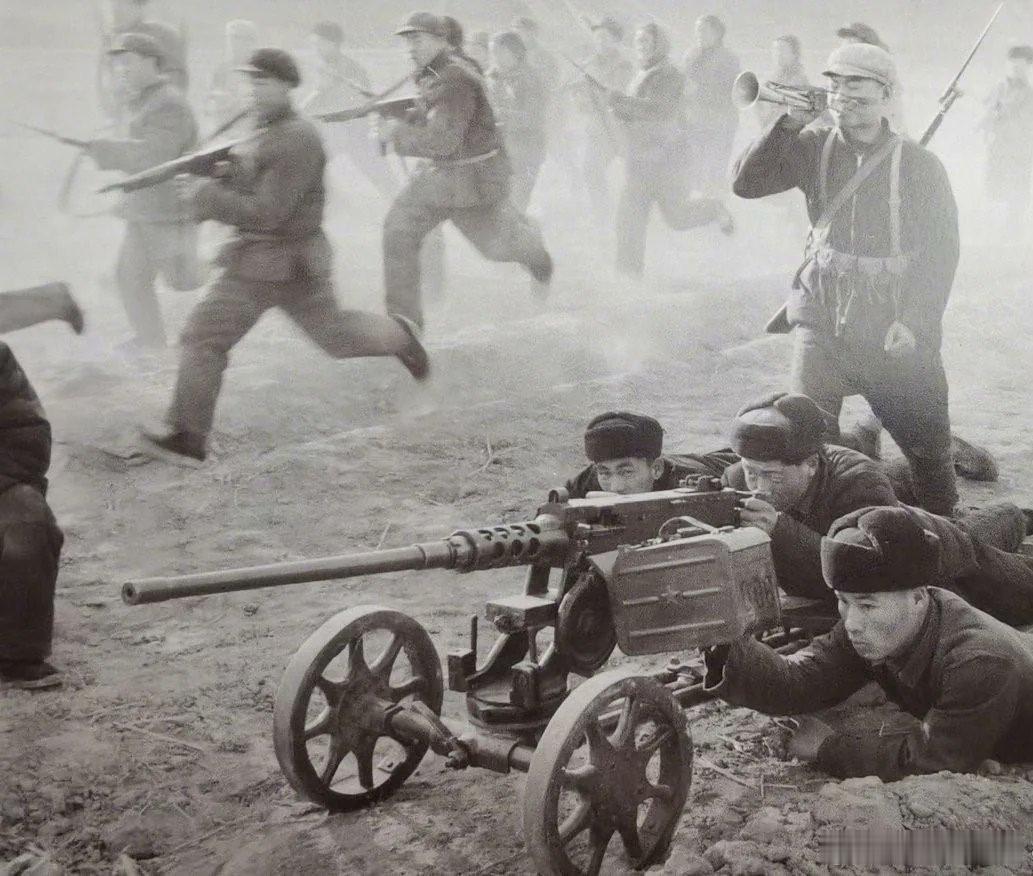 1966年拍摄的这张照片中，有正在训练的中国民兵。引人注目的是，他们将12.7毫