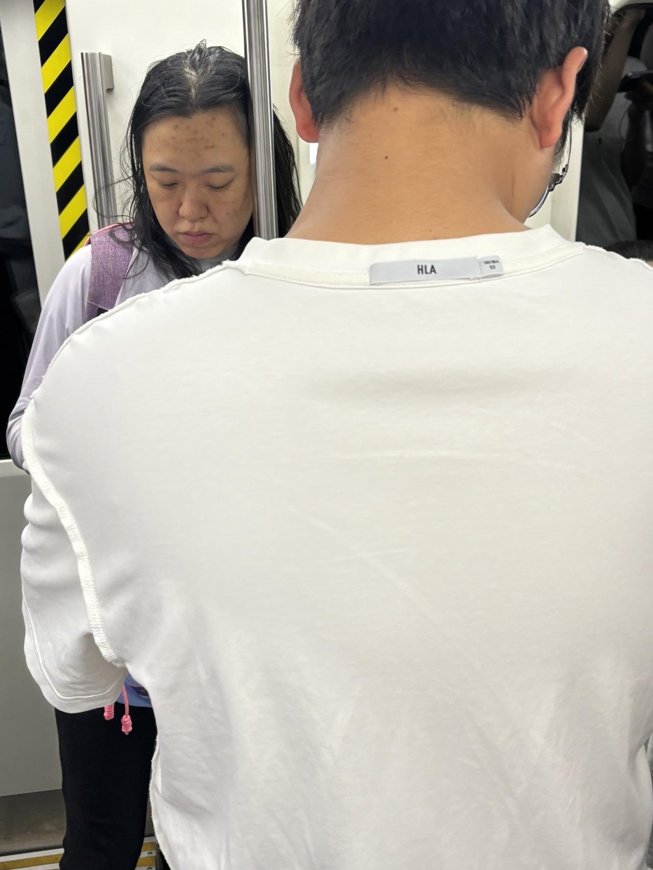 北京地铁，这位小伙是个人才，也是个太奇葩，有点不修边幅啊！一看就是IT男，全程只